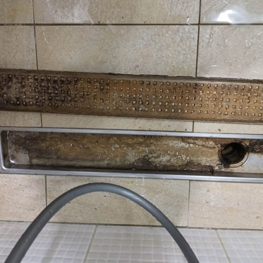 浴廁排水口溝槽清潔前