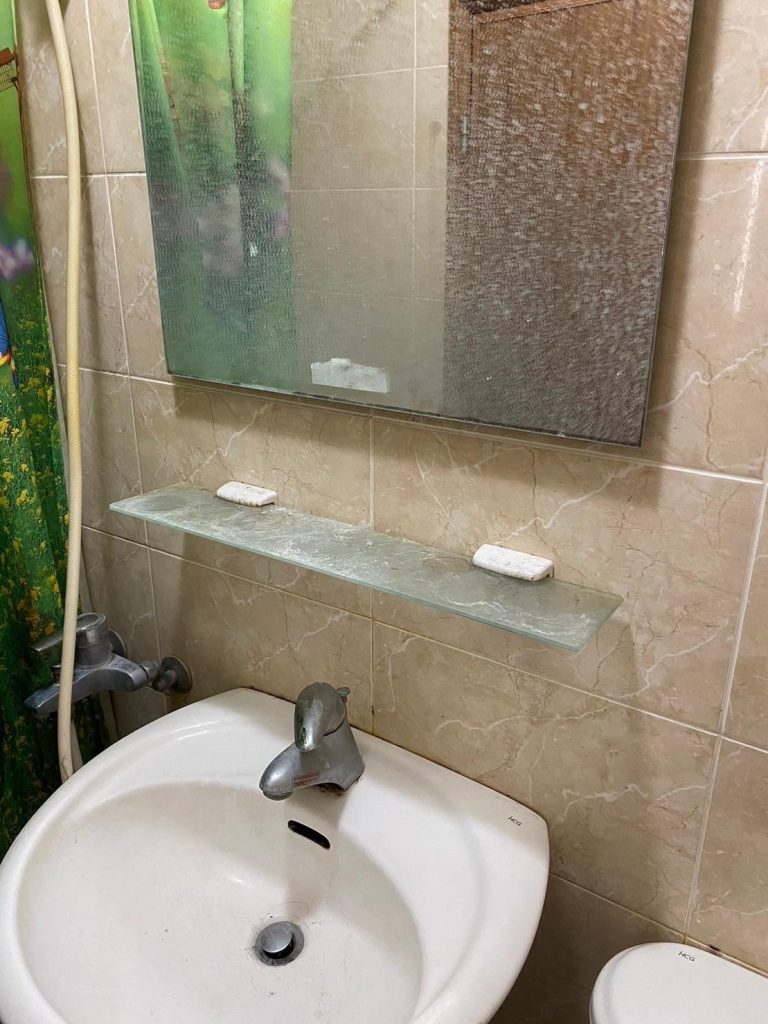 浴廁水垢清潔前-鏡面+平台架