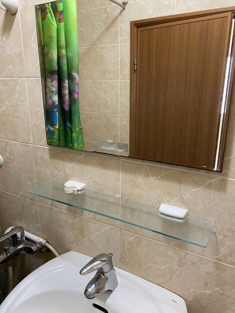 浴廁水垢清潔後-鏡面+平台架
