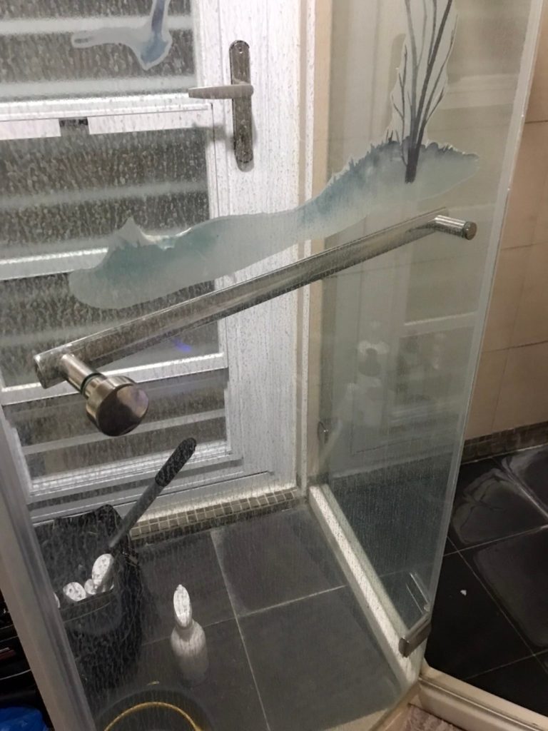 浴廁水垢清潔前-玻璃拉門